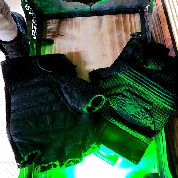 Men’s Winged Skull Fingerless Gloves - Picture 6 of 8